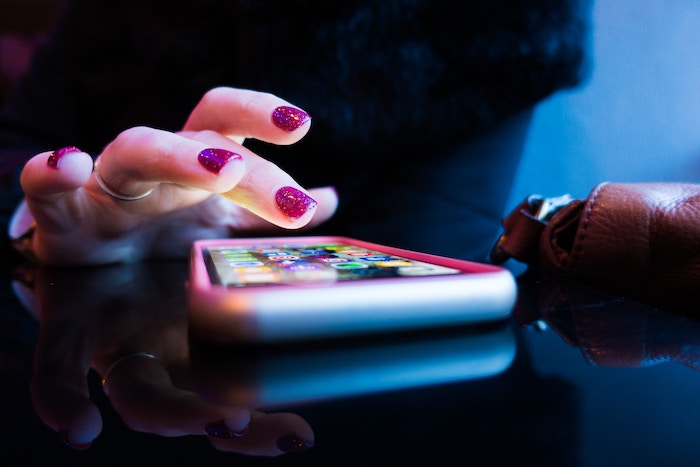 Android・iPhoneのブルーライトカットの設定方法