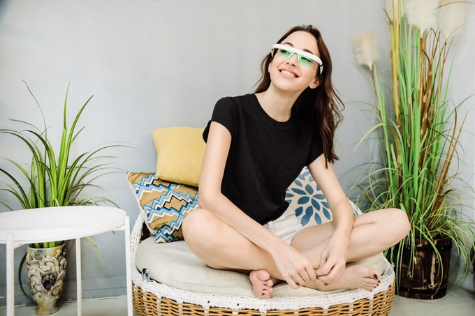 かけるだけでメラトニン分泌を調整し、睡眠の質を向上させるスマートグラス「PEGASI Smart Sleep Glasses」が凄い!