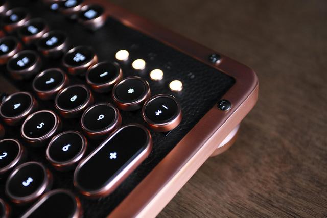 天然素材を使用したPC向けハイエンドキーボード「Azio Retro Classic」がカッコよすぎる!