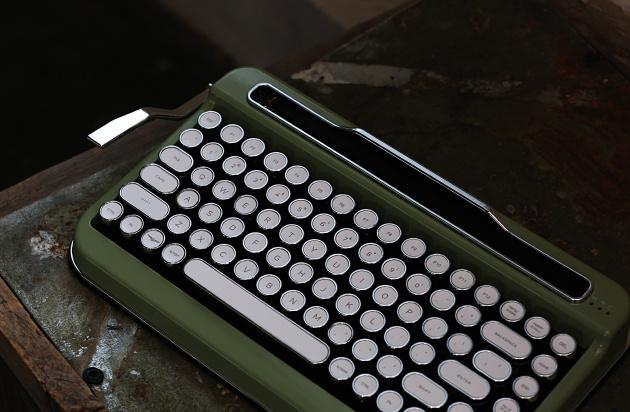 タイプライター風キーボード 「PENNA」でレトロな気分を味わおう