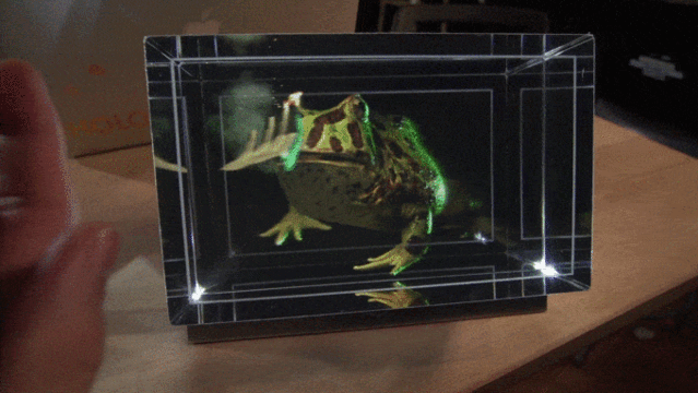 自ら3Dホログラムを作って映し出せるLooking Glassを知っているか?