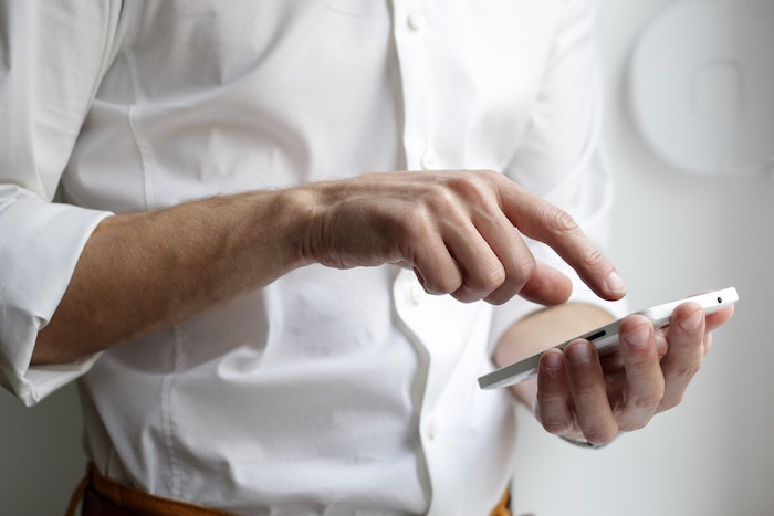 スマホの便利グッズってどんなものがある?持っておいたほうが役に立つかも!