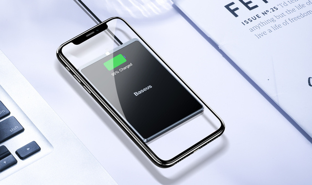 スマホをワイヤレス充電できる厚さ3ミリのカード、ペーパー・チャージャーが格好良い
